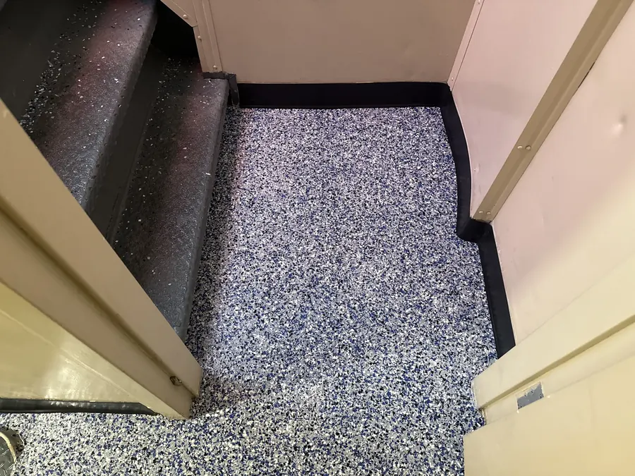 Flake floor at the foot of a vessel stairwell
